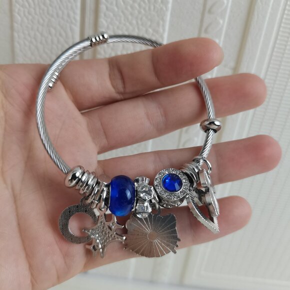 ⭐ Silver & Navy Hello Kitty Charm Pendant Tone Bangle Bracelet Silver & Navy 💖 - Picture 3 of 4